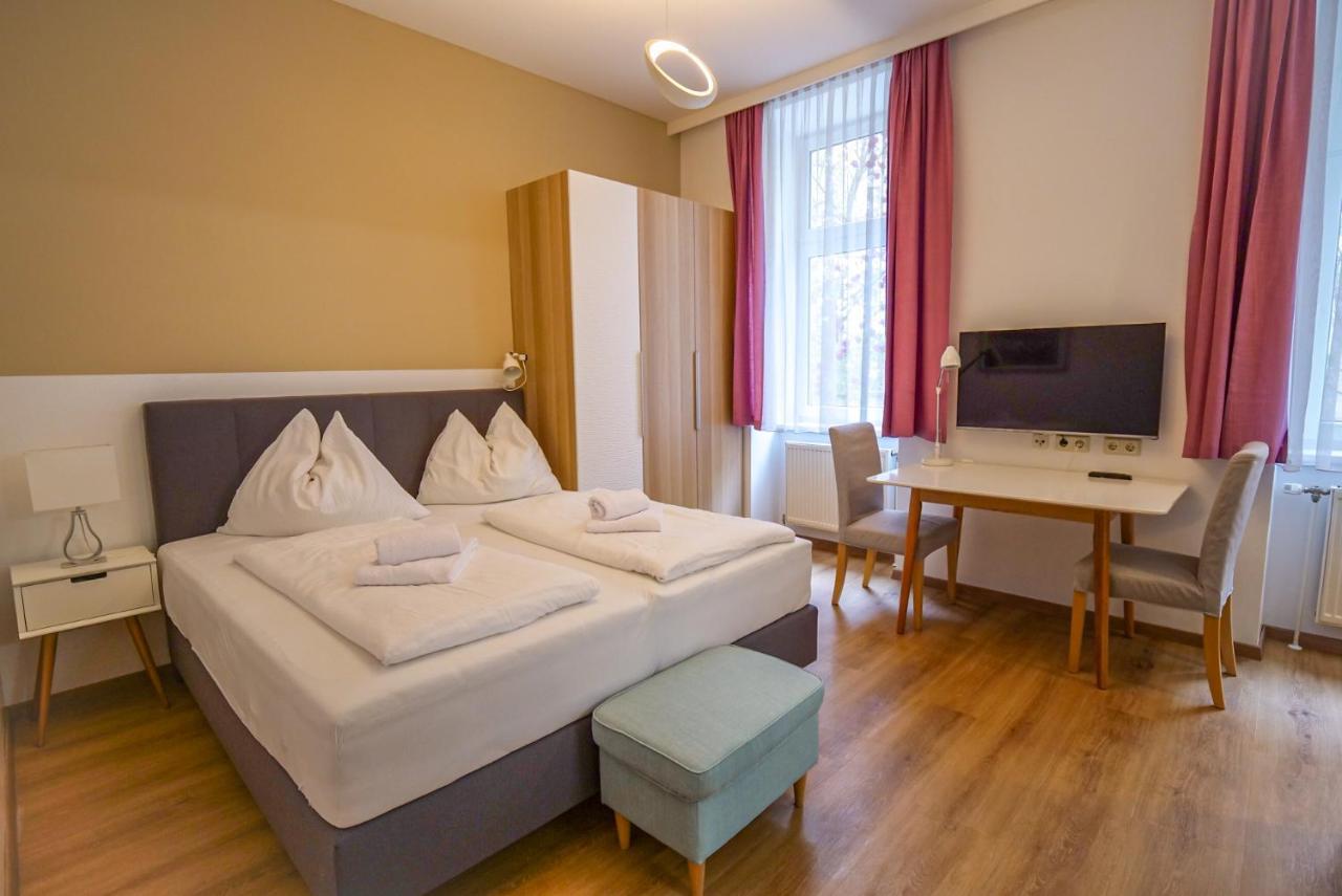 One-Bedroom Apartment,1425770850:JPEG
